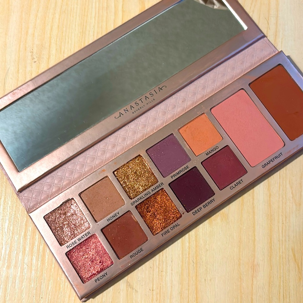 Primrose eyeshadow and blush palette
